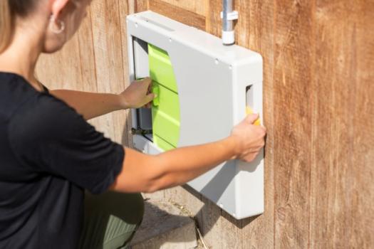 automatische Hühnertür SmartCoop horizontal inkl. Steuerung, erweiterbare Automation für Hühnerställe